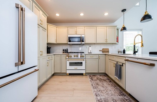 Saint Joseph House | Beautiful Luxury Home located at Island Pointe Marina! nJust 1 mile to downtown!