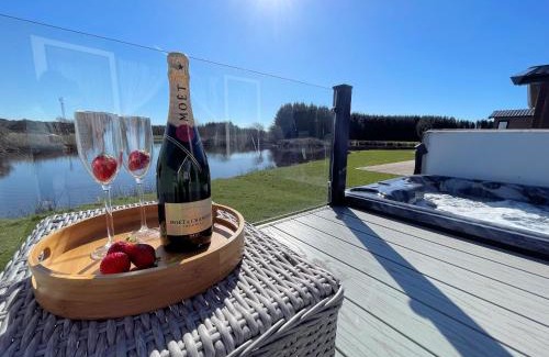 Lockerbie House | Beautiful Luxury Lakeside Lodge Hot Tub Views Pass the Keys