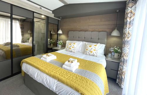Lockerbie House | Beautiful Luxury Lakeside Lodge Hot Tub Views Pass the Keys