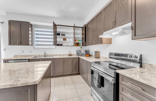 Port Colborne Villa | Beautiful Mansion Mins from Niagara Falls & Buf