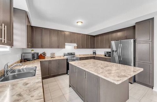 Port Colborne Villa | Beautiful Mansion Mins from Niagara Falls & Buf
