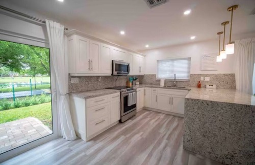 Cutler Bay House | Beautiful Miami Family Lake House OR in Tranquil Community 3 Beds/2Bath 6 Guests