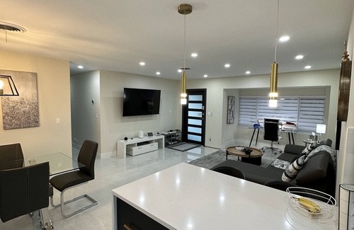Imperial Point House | Beautiful Modern Home 5 minutes from the Beach