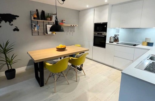 Upper Clapton Apartment | Beautiful modern 2 beds apartment with terrace.