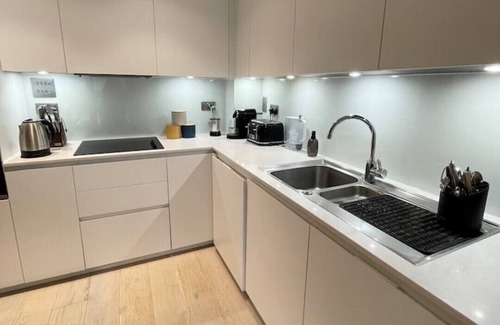 Upper Clapton Apartment | Beautiful modern 2 beds apartment with terrace.