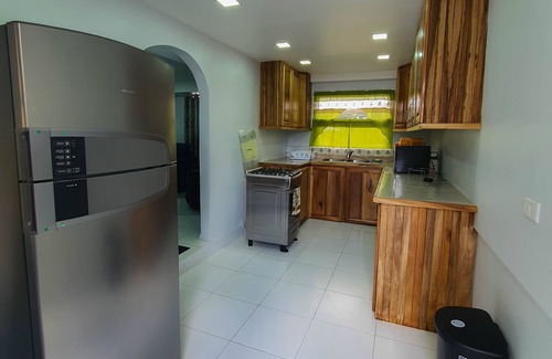 Black Rock House | Beautiful Modern 2BR Condo With Full Amenities
