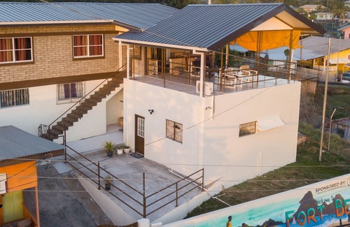 Black Rock House | Beautiful Modern 2BR Condo With Full Amenities
