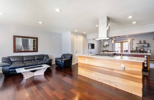 Annandale House | Beautiful Modern 4BR/2.5BA House in a Central Area in NoVA
