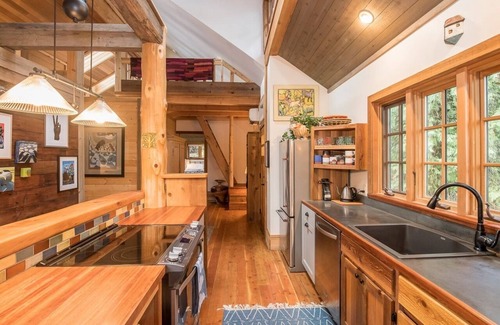 Stevenson Cabin | Beautiful modern cabin in the heart of the breathtaking Columbia River Gorge.