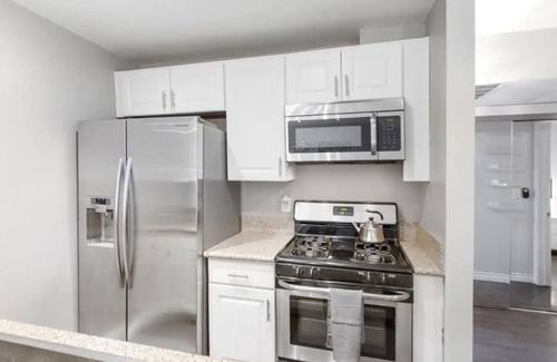 Tarzana Condo | Beautiful Modern Condo by Ventura Blvd