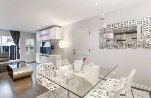 Tarzana Condo | Beautiful Modern Condo by Ventura Blvd