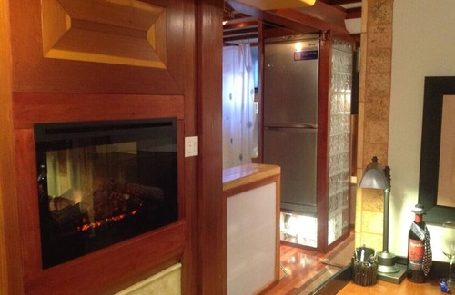 Albany Condo | Beautiful Modern European Style in Law Unit Albany Tropical Yard Jacuzzi Pizza