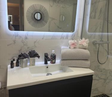 Levallois-Perret Apartment | Beautiful modern fully furnished studio