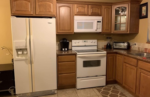 Highland Garden Condo | Beautiful Modern Furnished 2 bedroom WiFi , Netflix, washer dryer, Keurig coffe