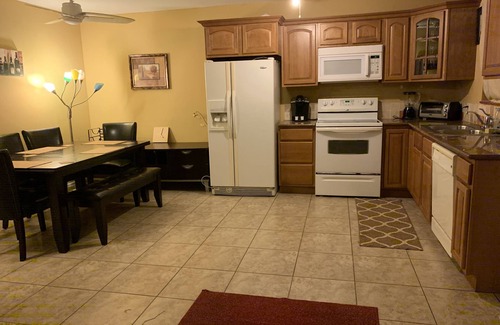 Highland Garden Condo | Beautiful Modern Furnished 2 bedroom WiFi , Netflix, washer dryer, Keurig coffe