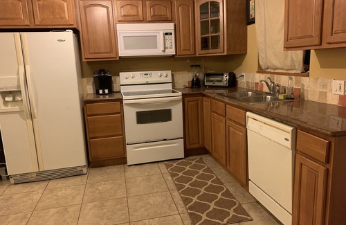 Highland Garden Condo | Beautiful Modern Furnished 2 bedroom WiFi , Netflix, washer dryer, Keurig coffe