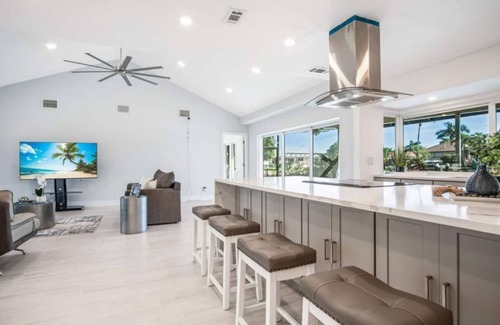 Marco Island Villa | Beautiful Modern Waterfront Villa W/Pool and Stunning View, 5 Min- Beach