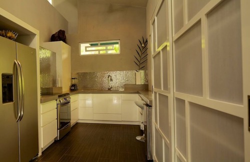 Pavones House | BEAUTIFUL MODERN! Walk To Beach,POOL TABLE,Great Beds, Sleeps 6 in beds 9total