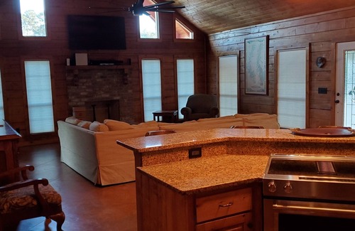 Woodville Cabin | Beautiful Montana Spruce Log Home in Historic Antiques Corridor