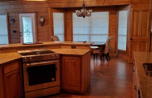 Woodville Cabin | Beautiful Montana Spruce Log Home in Historic Antiques Corridor