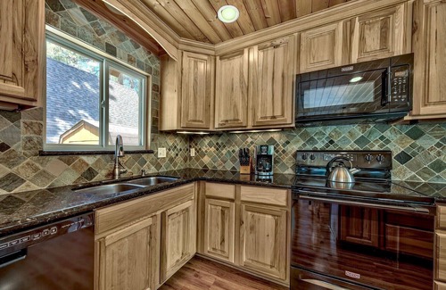 Pioneer Trail House | Beautiful mountain meadow setting! AC, spa, skeeball, shuffleboard, foosball, +