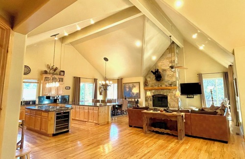 Castle Glen Estates House | Beautiful Mountain Retreat w/Hot Tub, Game Room, minutes away from Skiing/Lake