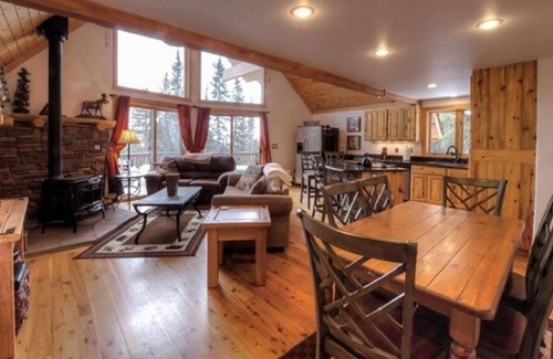 Valley of the Sun House | Beautiful Mountain Cabin w/ Privacy and Mountain Views!