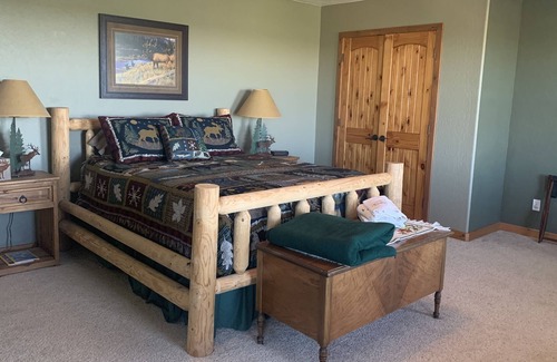 Springerville Other | Beautiful mountain getaway with hot tub and game room.