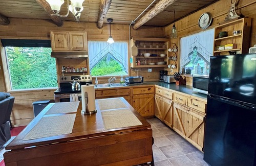 Bear Creek Cabin | Beautiful Mountain Top Cabin with amazing views and private peaceful setting!