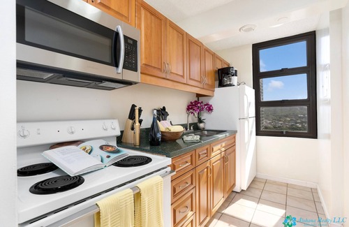 Waikiki Condo | Beautiful Mountain View Corner/End Unit 1Bed/1Bath at Waikiki Banyan #2513-T2