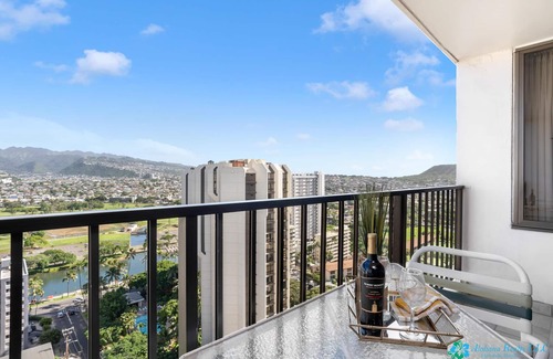 Waikiki Condo | Beautiful Mountain View Corner/End Unit 1Bed/1Bath at Waikiki Banyan #2513-T2