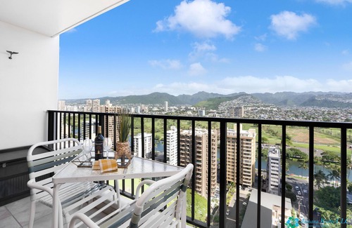 Waikiki Condo | Beautiful Mountain View Corner/End Unit 1Bed/1Bath at Waikiki Banyan #2513-T2