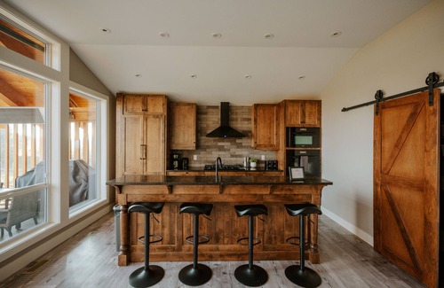 Kent Ski Chalet | Beautiful Mountain Views 2 bedroom, 2 bathroom chalet w/private hot tub nn