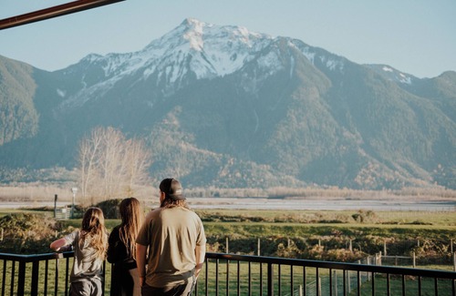 Kent Ski Chalet | Beautiful Mountain Views 2 bedroom, 2 bathroom chalet w/private hot tub nn