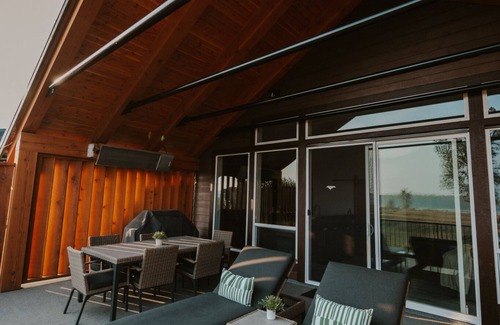 Kent Ski Chalet | Beautiful Mountain Views 2 bedroom, 2 bathroom chalet w/private hot tub nn