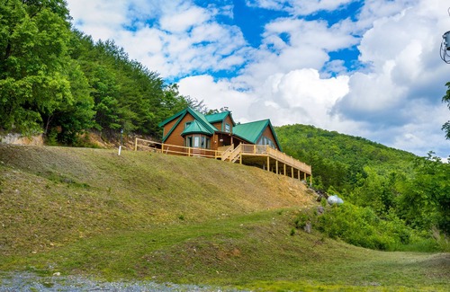 Newport Cabin | Beautiful Mountain View log cabin