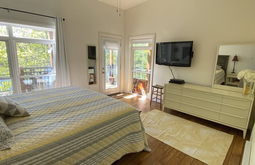 The Archipelago Cottage | Beautiful Muskoka Lakehouse on Healey Lake! Pets welcome!