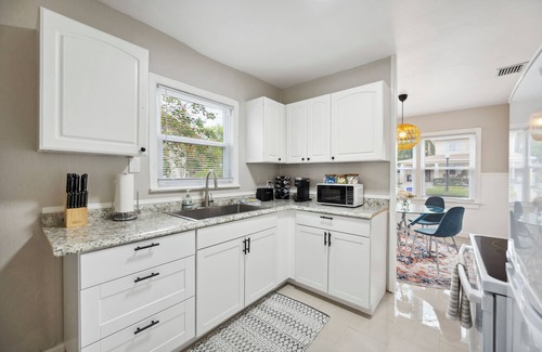 Dixieland House | Beautiful Neighborhood + 2 Bed/1 Bath + Pet/Family Friendly + Sleeps up to 6