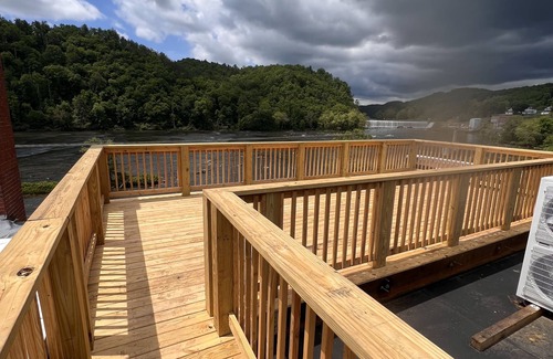 Fries Condo | Beautiful new Condo sleeps up to 16 on New River with Rooftop Deck view of Falls