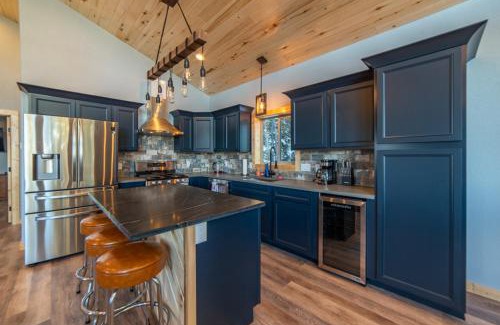Valley of the Sun House | Beautiful New Construction Home with Great Views and Pool Table - Silverheels Chalet