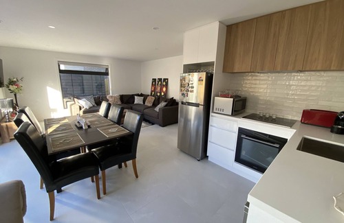 Safety Beach House | Beautiful New Holiday Place 5 Mins To Beach With Gym, Kitchen And Office Nook