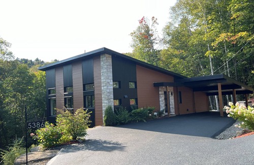 Val Morin House | Beautiful new home in the woods