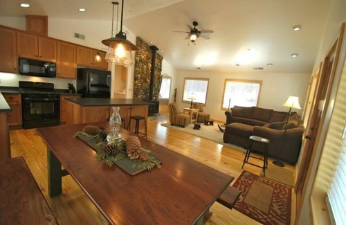 West Village Cabin | Beautiful newer Cabin In The West Village-WiFi/Walk to shops & restaurants