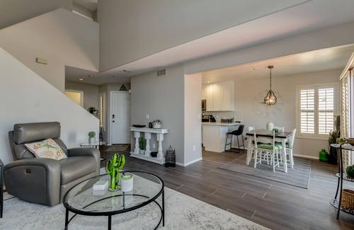 The Islands House | Beautiful, Newly Remodeled & Fully Furnished Townhouse on the Water!