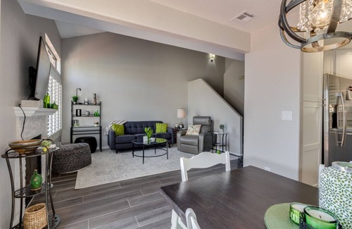 The Islands House | Beautiful, Newly Remodeled & Fully Furnished Townhouse on the Water!