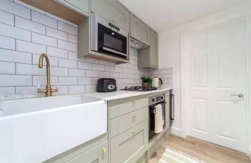 Hammersmith Broadway Apartment | Beautiful oasis 2BR Flat w/garden, Hammersmith