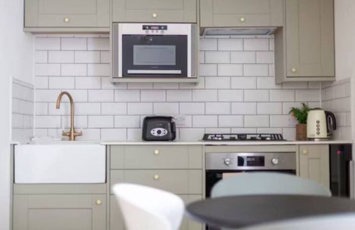 Hammersmith Broadway Apartment | Beautiful oasis 2BR Flat w/garden, Hammersmith