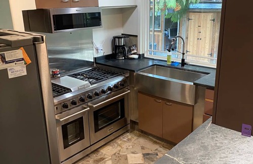 Seattle Metro Area House | Beautiful Oasis on Lake Washington and Seward Park! Pool and Hottub ⭐️