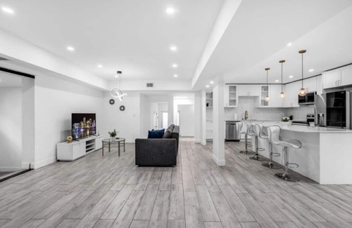 Miami Shores House | Beautiful Oasis Pool 5BR House