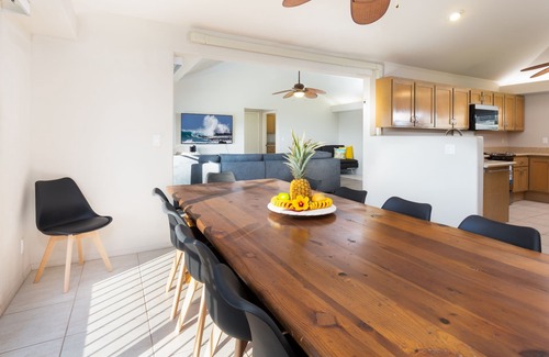 Kahaluu Bay House | Beautiful Ocean Views 5 Bedroom Sleeps 14 Walk to Beach, Pool, AC, & Game room